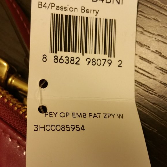 Gorgeous Coach Peyton Embossed Clutch - Picture 3 of 8